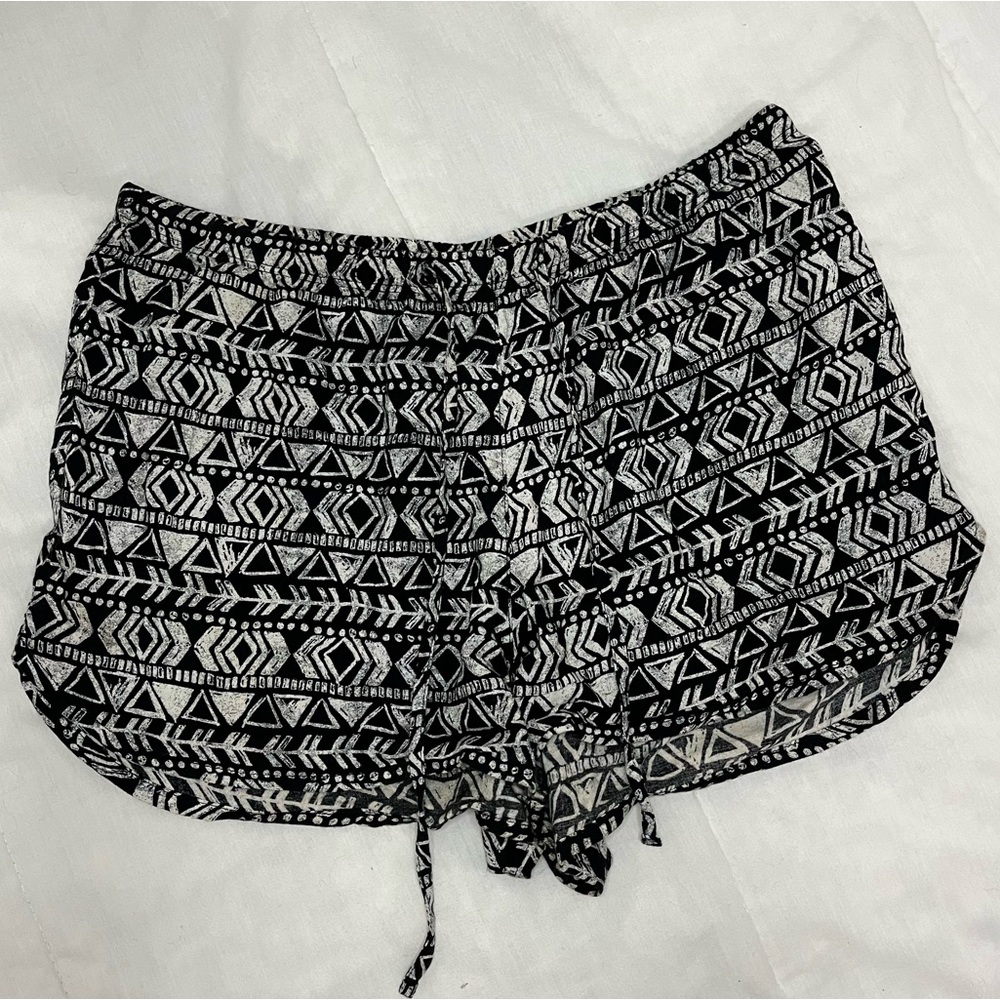 XHILIRATION B&W PRINTED SHORTS